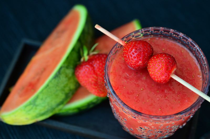 Das sind die besten Abnehmdrinks für einen flachen Bauch