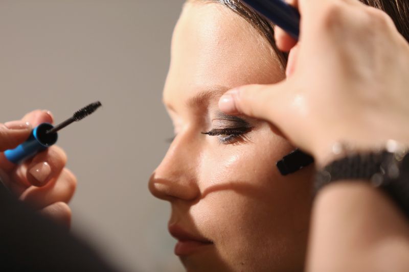 Das glitzernde Augen-Make-Up