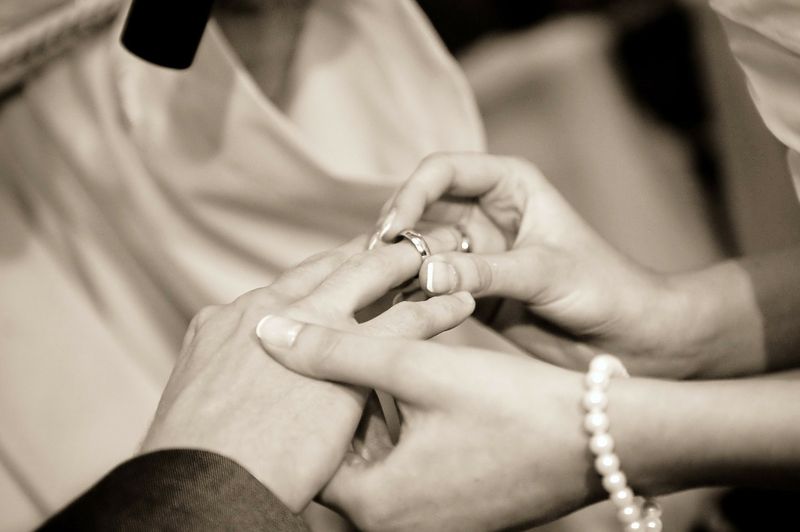 Wie finden es Männer eigentlich, wenn die Frau den Heiratsantrag macht?