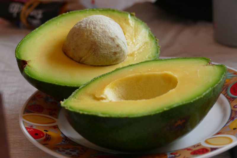 Deshalb solltest du den Avocadokern wirklich immer mitessen!