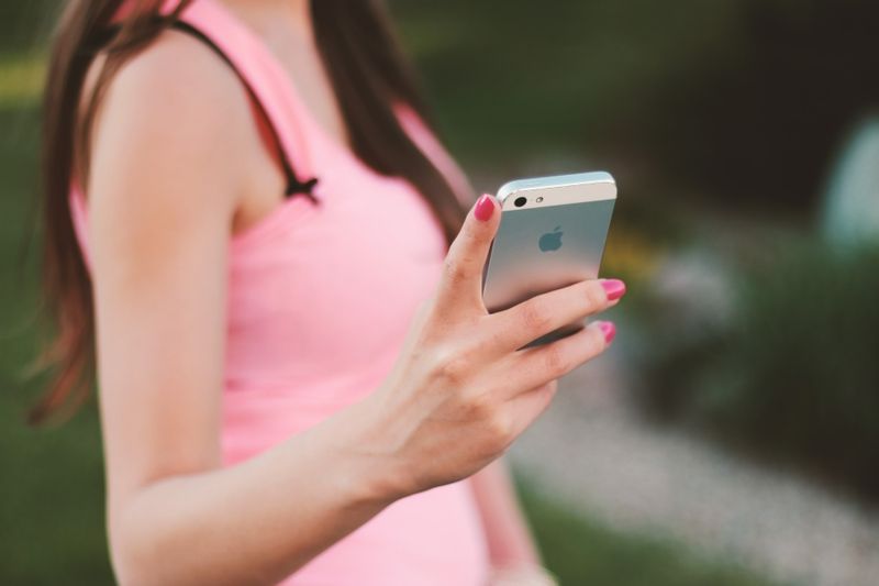 Diese 5 Gedanken kennst du sicher, wenn du deinen Ex auf Facebook stakst!