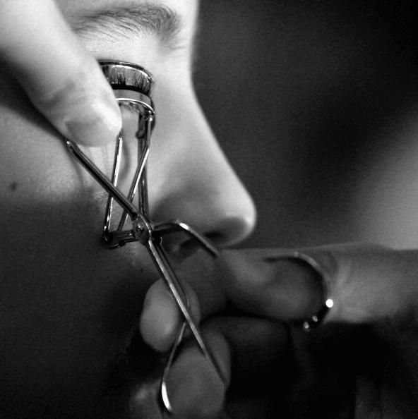 Vorsicht! Diese Fehler macht ihr mit eurer Wimpernzange