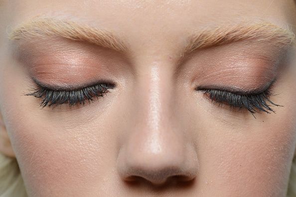 Vorsicht! Diese Fehler macht ihr mit eurer Wimpernzange