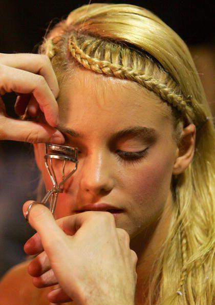 Vorsicht! Diese Fehler macht ihr mit eurer Wimpernzange
