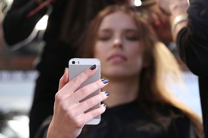 So wird dein Smartphone nicht zum Beziehungskiller