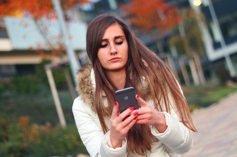 Das sollte ihr in einer Beziehung bei WhatsApp unbedingt vermeiden