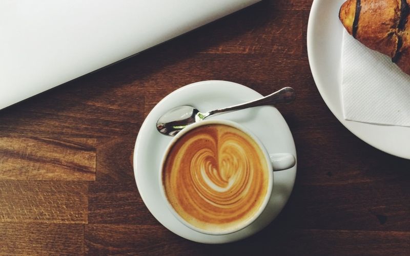 Wenn du mehr als 4 Tassen Kaffee pro Tag trinkst