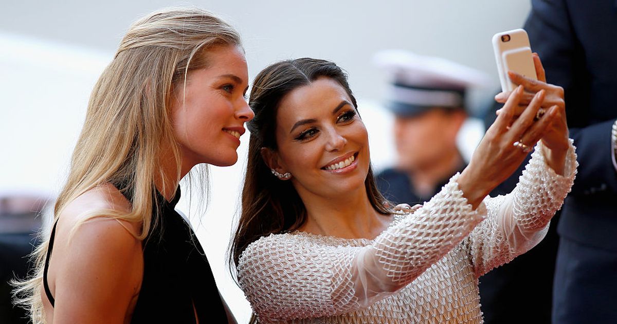 Frauen Die Ständig Selfies Posten