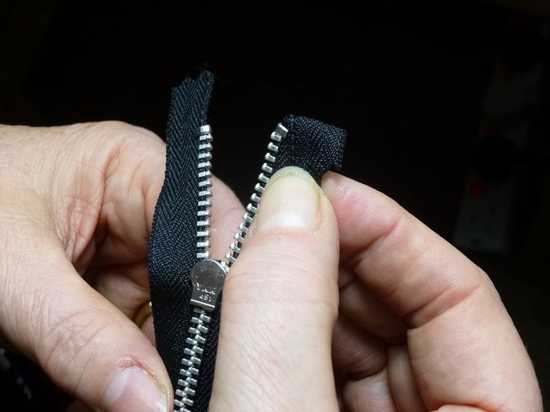 Life-Hack: So bekommst du jeden Reißverschluss alleine zu!