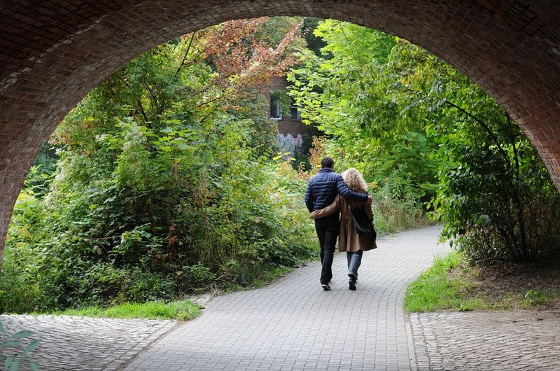 So sieht eine Beziehung nach 3 Monaten und nach 3 Jahren aus