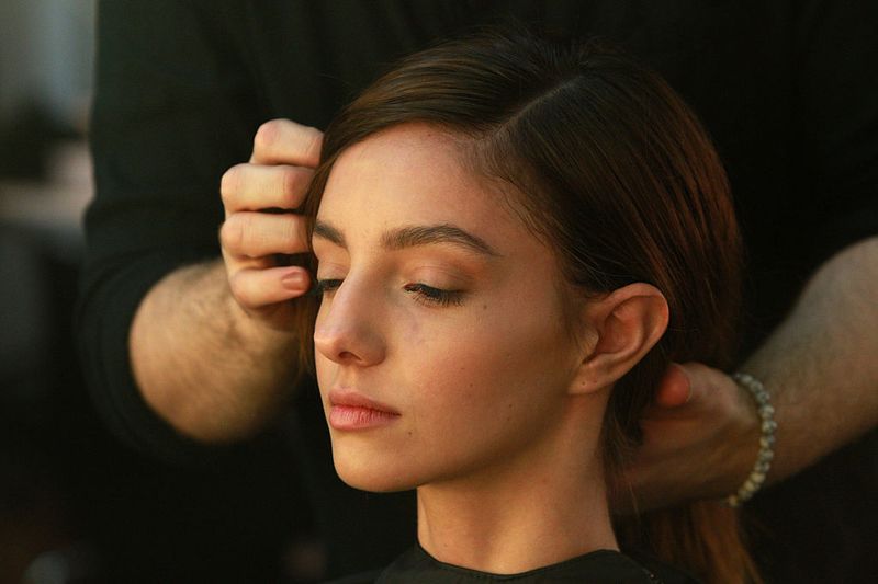 Das solltest du beim Friseur wirklich niemals tun