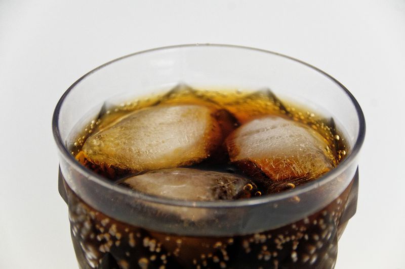 Deshalb solltest du Cola nicht nur trinken!