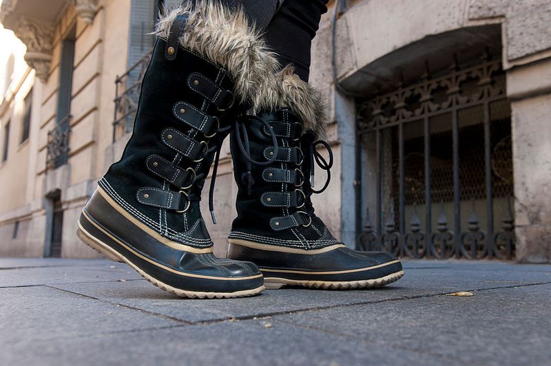 So kannst du zu enge Winter-Schuhe einfach weiten