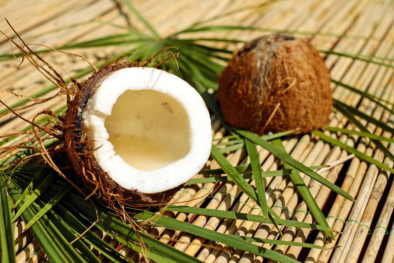 So öffnest du eine Kokosnuss in 2 Schritten
