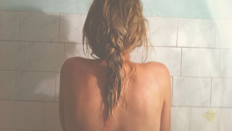 Das Geheimnis perfekter Haare: Wasch sie verkehrt herum!