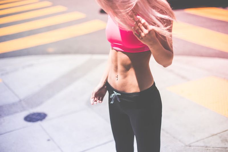 Das ist der schnellste und einfachste Weg, wie du einen flachen Bauch bekommst!