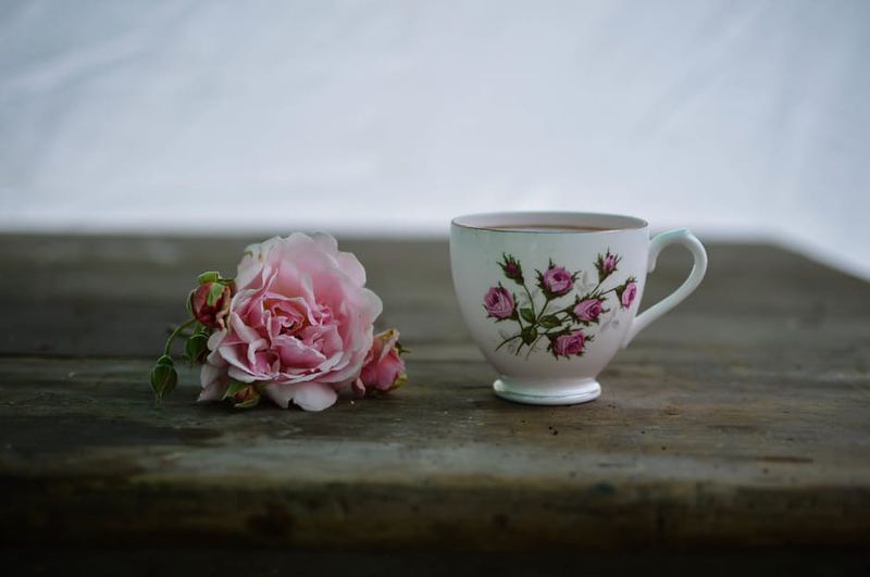 Mit Nagellack kannst du eine wunderschöne Tasse designen!