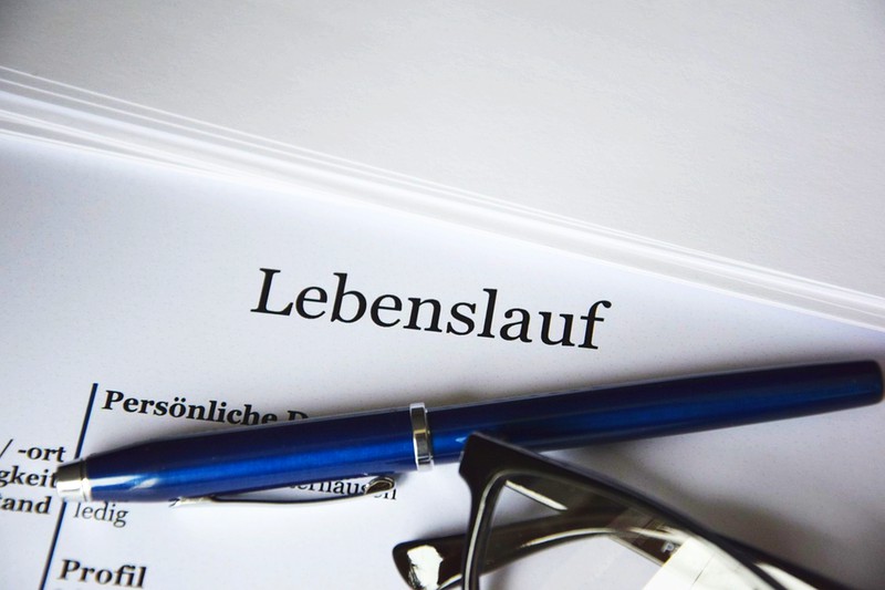 Man sieht eine Bewerbung und es geht um Fehler, die man bei einer Bewerbung vermeiden sollte.