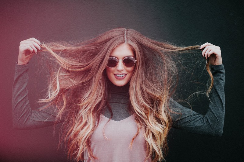 Man sieht die Haare einer Frau und es geht darum, wie die Haare perfekt fallen.