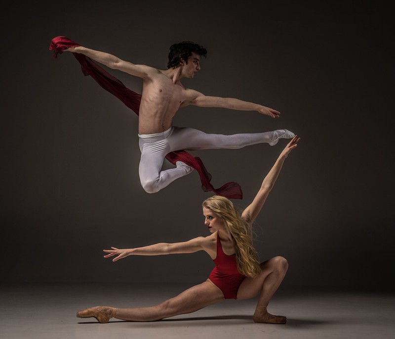 Man sieht Ballerina Beine und mit der Übung Plié kann man Ballerina Beine bekommen.