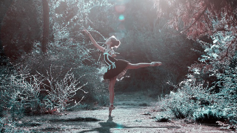 Man sieht eine Ballerina, die einen Arabesque macht, womit man Ballerina Beine bekommen kann.