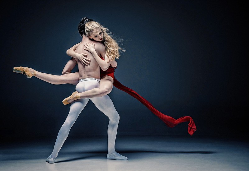 Man sieht eine Ballerina und ihre Beine und es geht darum, wie man Ballerina Beine bekommt.
