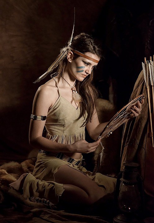 Man sieht die Mode der Indianer und den Indianer Schmuck.
