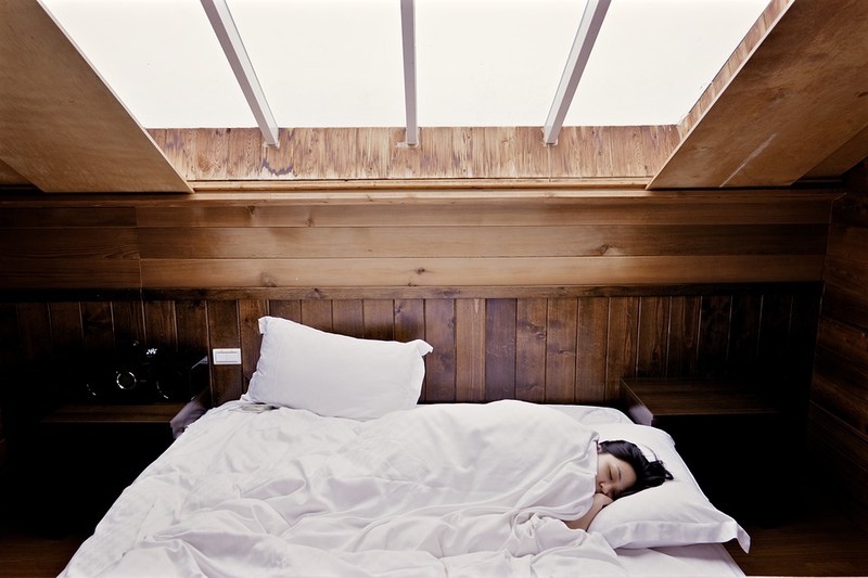 Man sieht eine Frau im Schlafanzug und im Bett.
