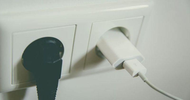 Abziehen oder Ladegerät in der Dose lassen?