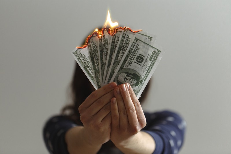 Dieses Bild zeigt Geld, das in einer gemeinsamen Beziehung zum Streitgrund werden kann.