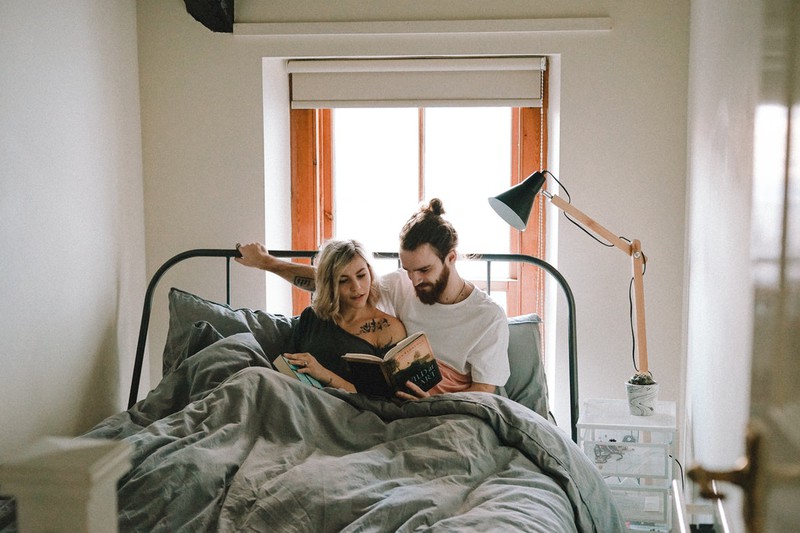 Dieses Bild zeigt ein Paar, das im Bett liegt.