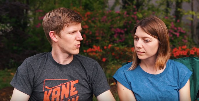 Dieses Paar erhält emotionale Neuigkeiten über sein adoptiertes Kind