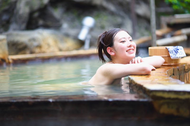 Eine Frau badet in einem Pool