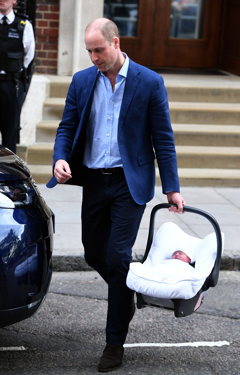 Prinz William benutzt eine Babyschale, in der Prinz Louis liegt.