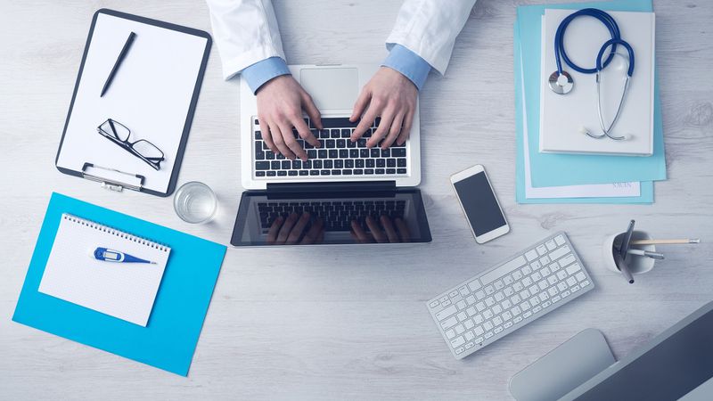 Die Krankmeldung dieser Angestellten sorgt für Wirbel im Netz