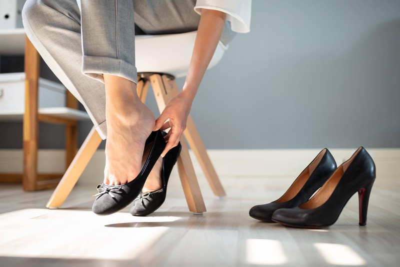 Besonders im Sommer tragen Frauen Schuhe, durch die Blasen entstehen können.