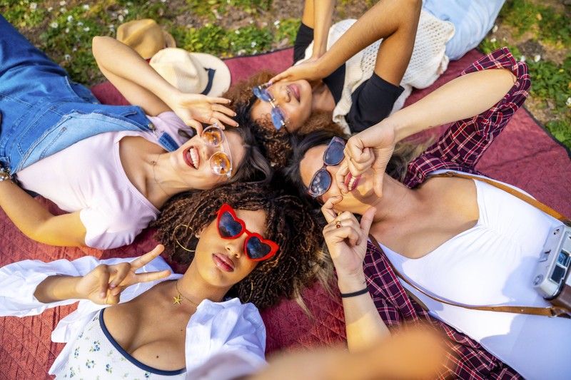 Frauen nutzen Sonnenbrillen im Sommer oft auch um verlaufenes Make-up zu überdecken.