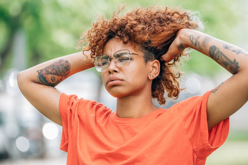 Im Sommer wischen Frauen ihren Schweiß immer mal wieder heimlich mit dem T-Shirt ab.