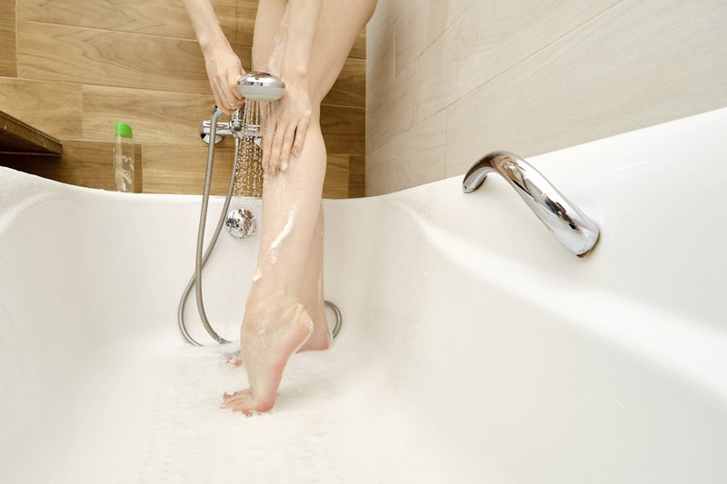 Statt zu duschen, waschen viele Frauen ihre Füße im Sommer einfach im Waschbecken.