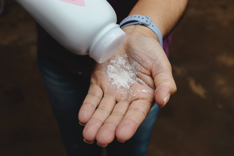 Um zu verhindern, dass die Oberschenkel im Sommer aneinander kleben, tragen viele Frauen heimlich Babypuder auf.