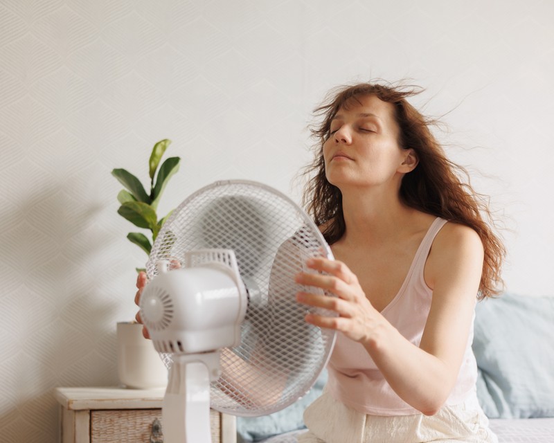 Wenn es im Sommer warm ist prüfen Frauen oft heimlich, ob sie verschwitzt sind.