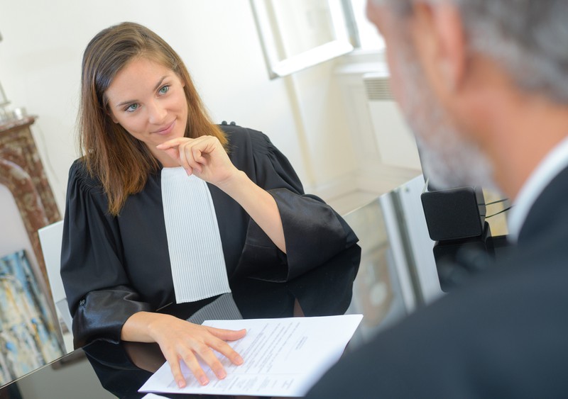 Frauen, die den Beruf der Anwältin erlernen, stehen bei Männern ebenfalls hoch im Kurs.