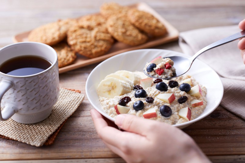 Oatmeal als Frühstück macht lange satt und ist gesund.