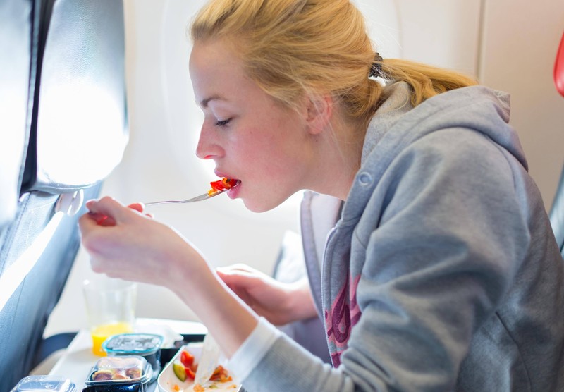 Wer während eines Kurzstreckenfluges Durst oder Hunger bekommt, muss in die Tasche greifen.