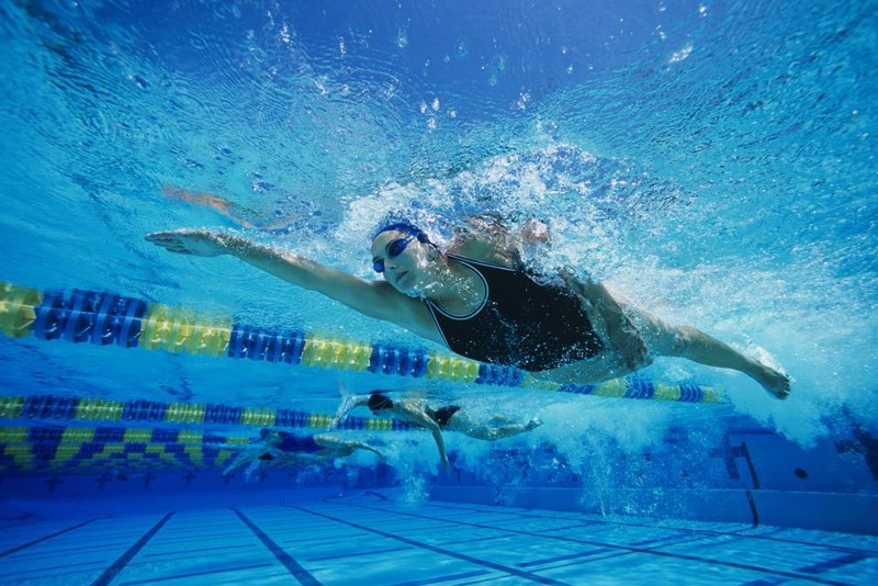 Das Bild zeigt eine Schwimmerin, die etliche Kalorien verbrennt, während sie im Wasser ist