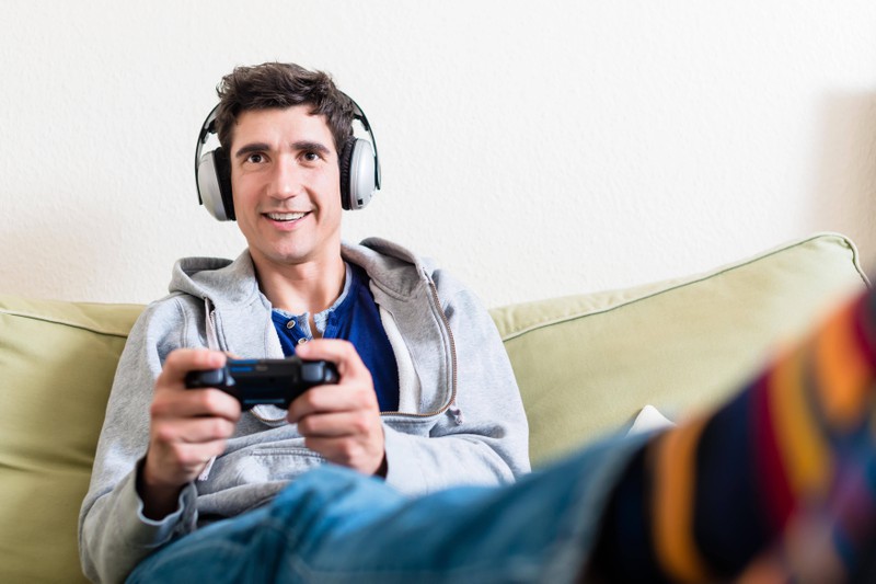 Wenn Männer zu viel Zeit mit Computerspielen verbringen, kann das ihre Partnerin bis zur Trennung bringen.