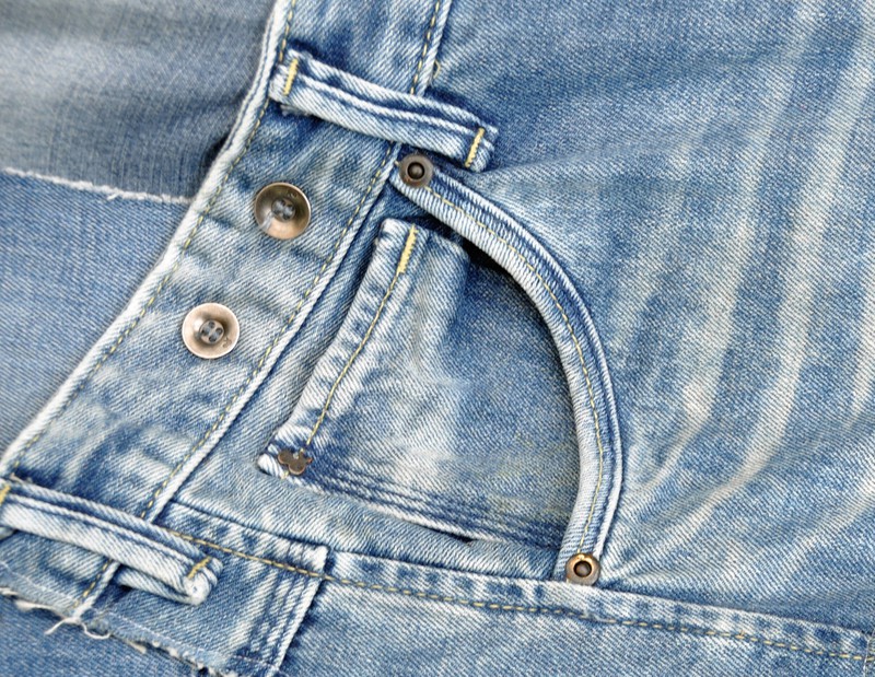 Die kleine Tasche an der Jeans wird heutzutage kaum noch benutzt.