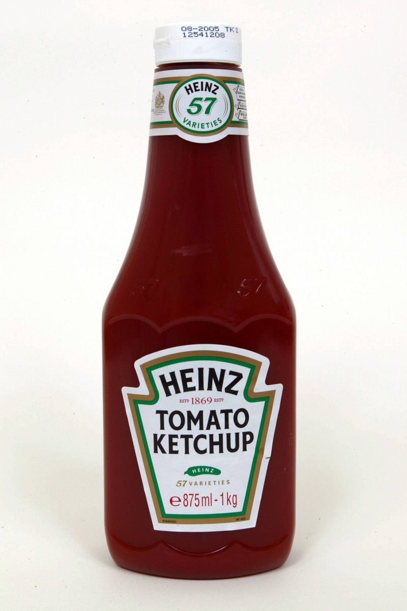 Um eine Ketchup-Flasche schneller zu leeren, gibt es einen einfachen Trick.