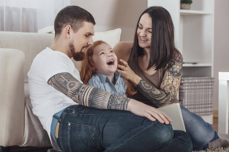 Die Fische-Frau vertraut auf ihr Bauchgefühl bei der Kindererziehung.