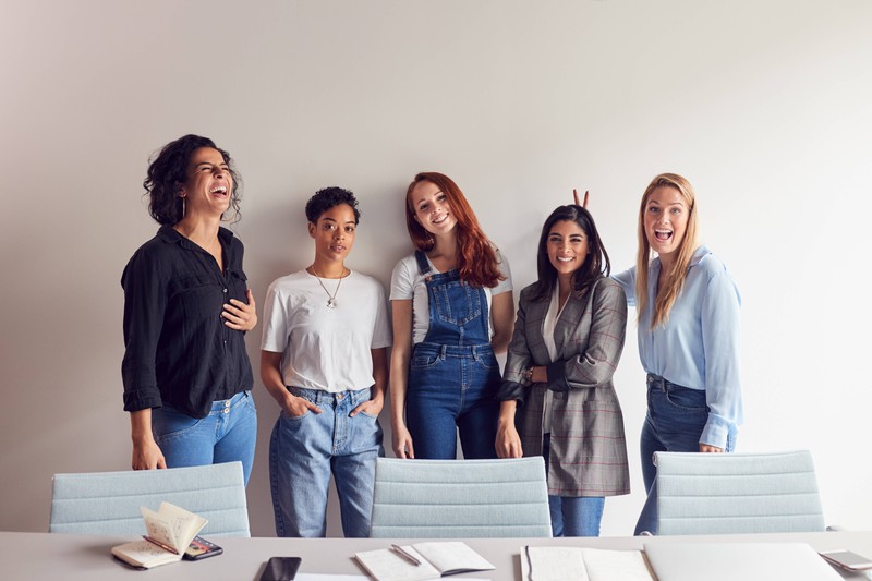 Die Geselligkeit der Krebs-Frau zeigt sich nicht nur in der Familie sondern auch in ihrem beruflichen Leben.